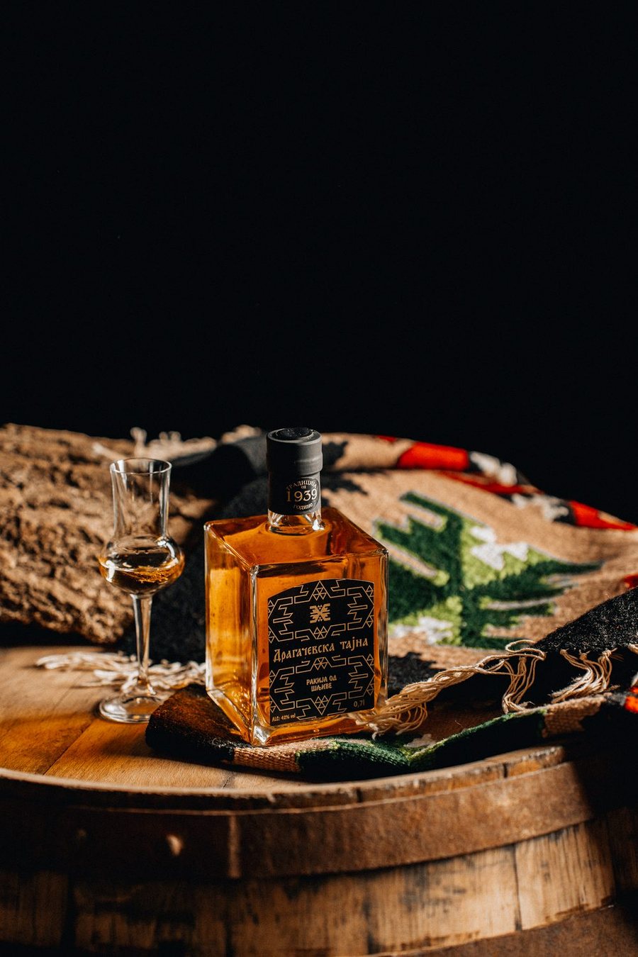 Rakija u čaši na buretu, zlatni odsjaj